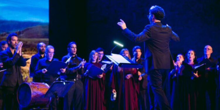 El Coro Municipal de Córdoba presenta "Alas de agua" en el Teatro Comedia «Alas de agua» propone un viaje coral y visual que conecta obras de compositores contemporáneos con el concepto del agua como hilo conductor.