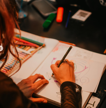 Dibujam y una colecta solidaria de juguetes para apoyar al merendero Los bajitos Olla Participantes de Dibujam durante ejercicios de creatividad aplicada al dibujo en Pez Volcán.