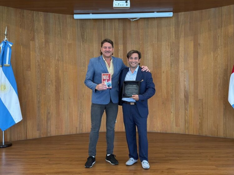 Declaran de interés legislativo el libro Moscú no cree en lágrimas, de Gonzalo Fiore Viani Declaran de interés legislativo el libro Moscú no cree en lágrimas, de Gonzalo Fiore Viani