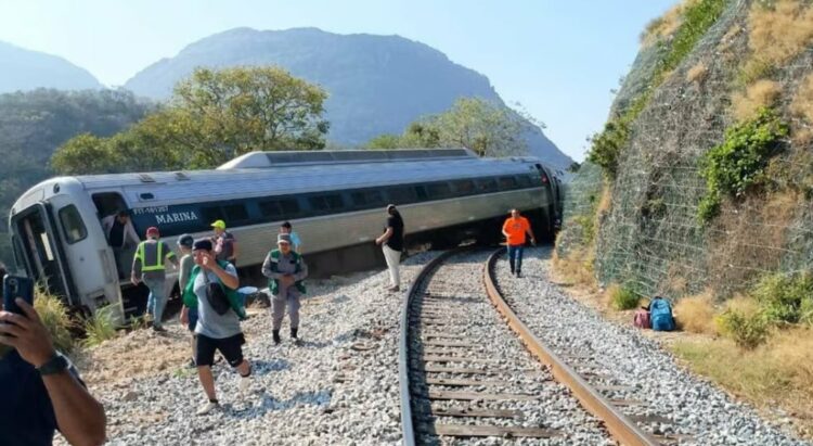 El tren descarriló al tomar una curva cerca del pueblo de Nizanda, en Oaxaca.