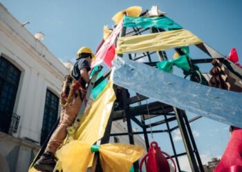 Desde las 17, en la Plaza San Martìn feriantes ofrecerán sus productos artesanales en los stand ubicados en la explanada del Cabildo. El árbol se encenderá a las 21.