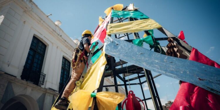Con shows en vivo y ferias sustentables, se enciende el árbol de Navidad en Plaza San Martín Desde las 17, en la Plaza San Martìn feriantes ofrecerán sus productos artesanales en los stand ubicados en la explanada del Cabildo. El árbol se encenderá a las 21.