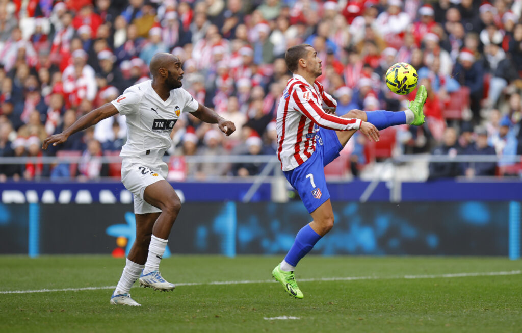 El gol de Lucas Beltrán no alcanzó y el Atlético de Madrid se quedó con el triunfo ante el Valencia Dimitri Foulquier y Antoine Griezmann disputan la pelota durante el cruce en el Metropolitano.