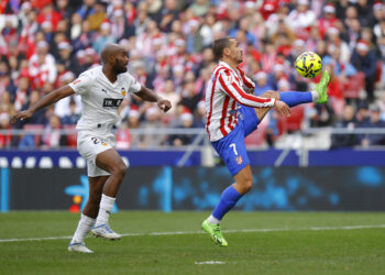 Dimitri Foulquier y Antoine Griezmann disputan la pelota durante el cruce en el Metropolitano.