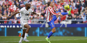 El gol de Lucas Beltrán no alcanzó y el Atlético de Madrid se quedó con el triunfo ante el Valencia Dimitri Foulquier y Antoine Griezmann disputan la pelota durante el cruce en el Metropolitano.