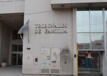 Dispararon con un aire comprimido al edificio de Tribunal de Familia