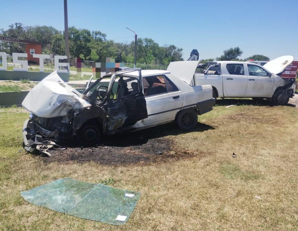Dos personas fueron hospitalizadas tras un choque entre un auto y una camioneta