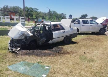 Dos personas fueron hospitalizadas tras un choque entre un auto y una camioneta