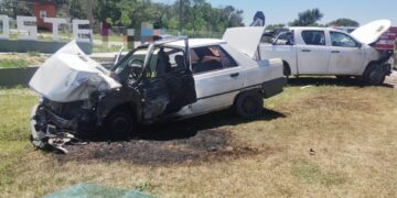 Dos personas fueron hospitalizadas tras un choque entre un auto y una camioneta