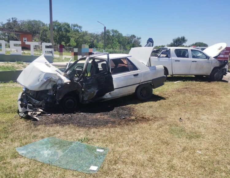 Ambos ocupantes del automóvil fueron hospitalizados.