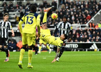 El “Cuti” Romero se vistió de héroe y rescató al Tottenham con una chilena agónica