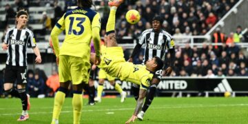 El “Cuti” Romero se vistió de héroe y rescató al Tottenham con una chilena agónica El “Cuti” Romero se vistió de héroe y rescató al Tottenham con una chilena agónica