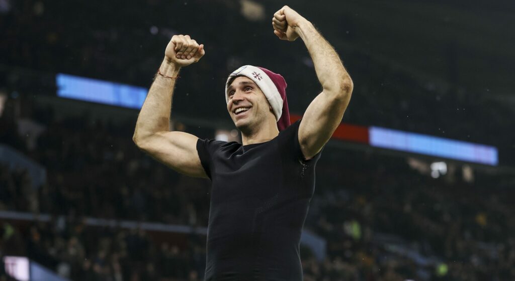 El “Dibu” Martínez fue clave en la victoria del Aston Villa