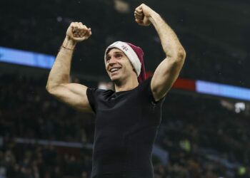 El “Dibu” Martínez fue clave en la victoria del Aston Villa