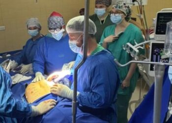 El Hospital Infantil Municipal realizó su primera cirugía mínimamente invasiva para corregir pectus excavatum