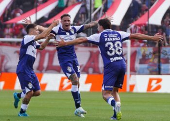 El Lobo se comió al Guapo y habrá clásico platense en las semifinales
