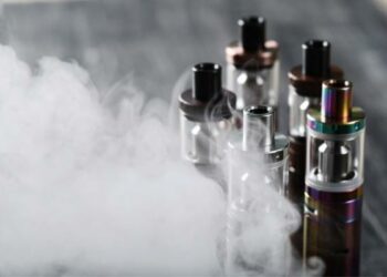 El cigarrillo electrónico, vaporizador o vaper es un inhalador diseñado para generar un aerosol respirable a partir de la quema de una solución líquida.