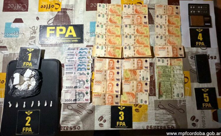 Drogas, dinero en efectivo, vehículos y elementos utilizados para la comercialización, todo lo incautado durante el allanamiento en Bell Ville.