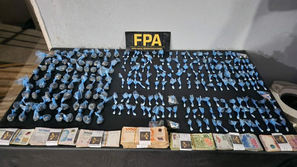 Dinero y estupefacientes incautados.