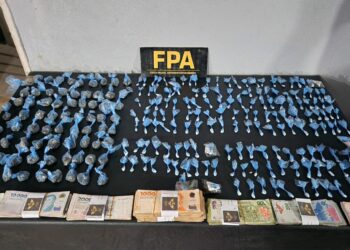 Dinero y estupefacientes incautados.