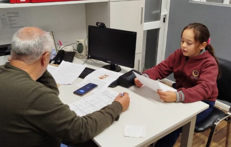 Entre los meses de mayo y octubre aumentó la cantidad de estudiantes en el nivel esperado de desempeño.