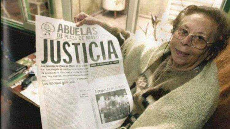 Entregan el premio Otilia Argañaraz en una jornada artística en Plaza San Martín María Otilia Lezcano de Argañaráz. Foto: Archivo Provincial de la Memoria.