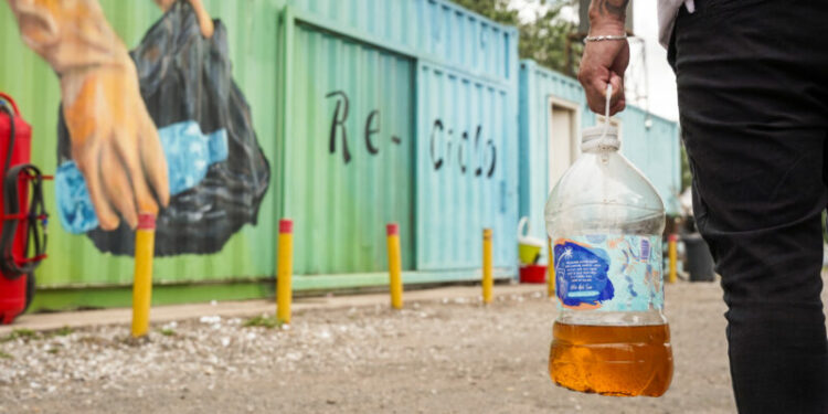 Los CPC, Centros Verdes y CTR de la ciudad reciben aceite para ser recuperado Esta iniciativa brinda solución a una problemática doméstica.