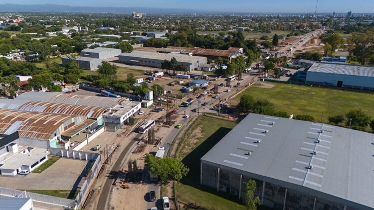 Redireccionamiento de tránsito en Av. Vélez Sarsfield por la obra del viaducto Estos desvíos de tránsito pueden provocar demoras en el sector, por lo que se sugiere a los automovilistas buscar vías alternativas