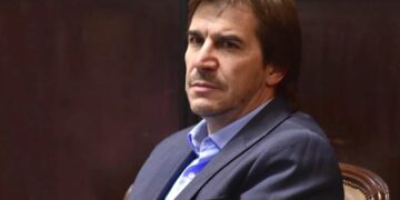 Faroni no puede salir del país.