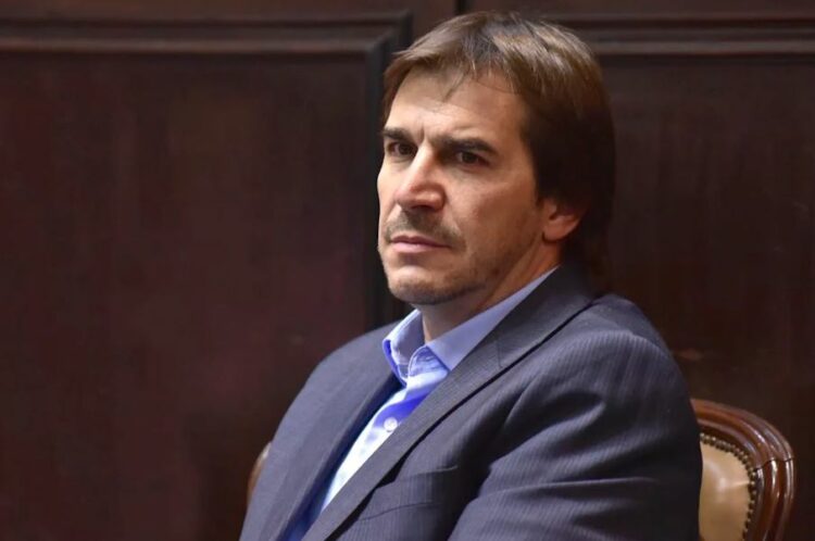 Faroni no puede salir del país.