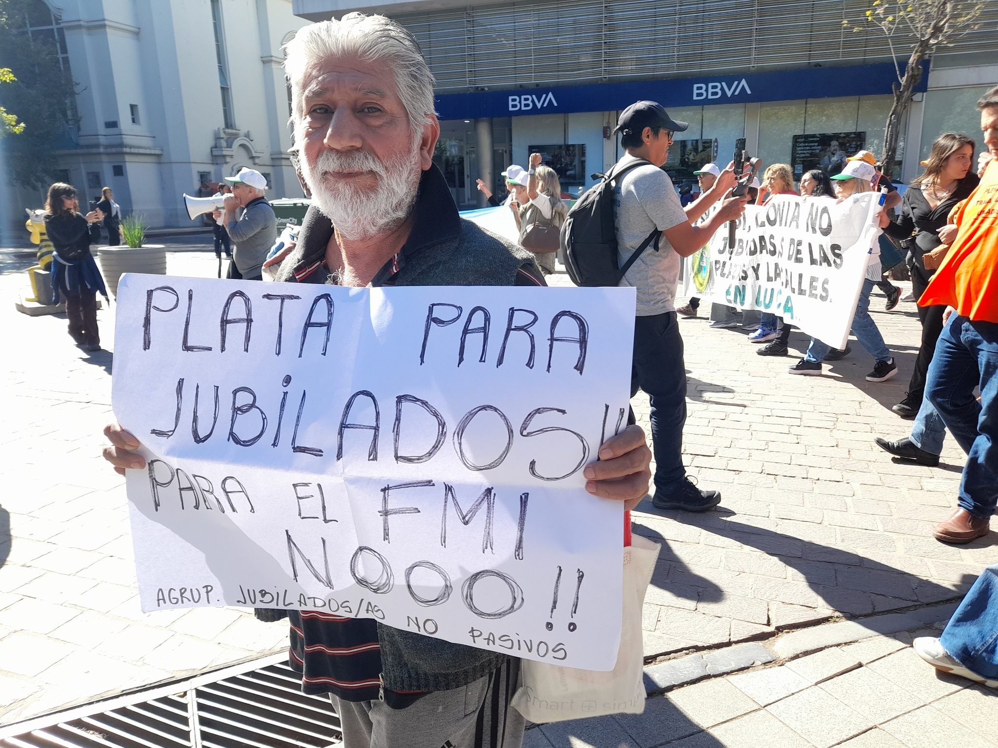 2025: El año en que los jubilados cordobeses no bajaron los brazos Jubilados de Córdoba en Plaza San Martín.