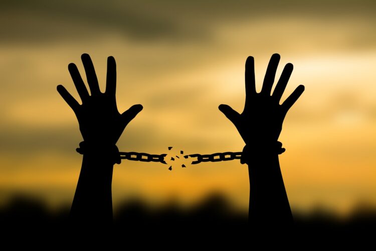 El 2 de diciembre recuerda la abolición de la esclavitud y advierte que sus formas modernas, como la trata de personas, que aún persisten.