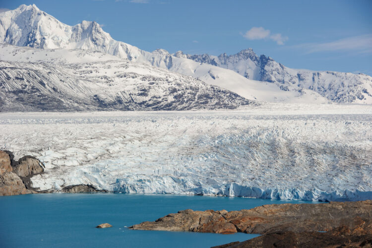 Los glaciares, monumentales reservorios de agua dulce, desempeñan un papel fundamental en la sostenibilidad de los ecosistemas.