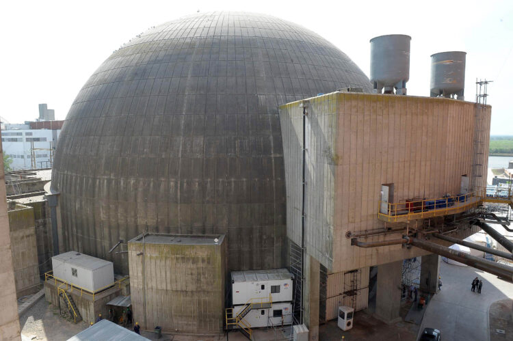 Télam Buenos Aires, 08/12/2012
Las tareas para la puesta en servicio de la 
Central Nuclear Atucha II -prevista para mediados de junio de 2013- 
continuarán el viernes próximo con el inicio de la carga de 451 
elementos combustibles que constituyen el primer nucleo del 
reactor. 
Foto Archivo: José Romero/Télam/ef