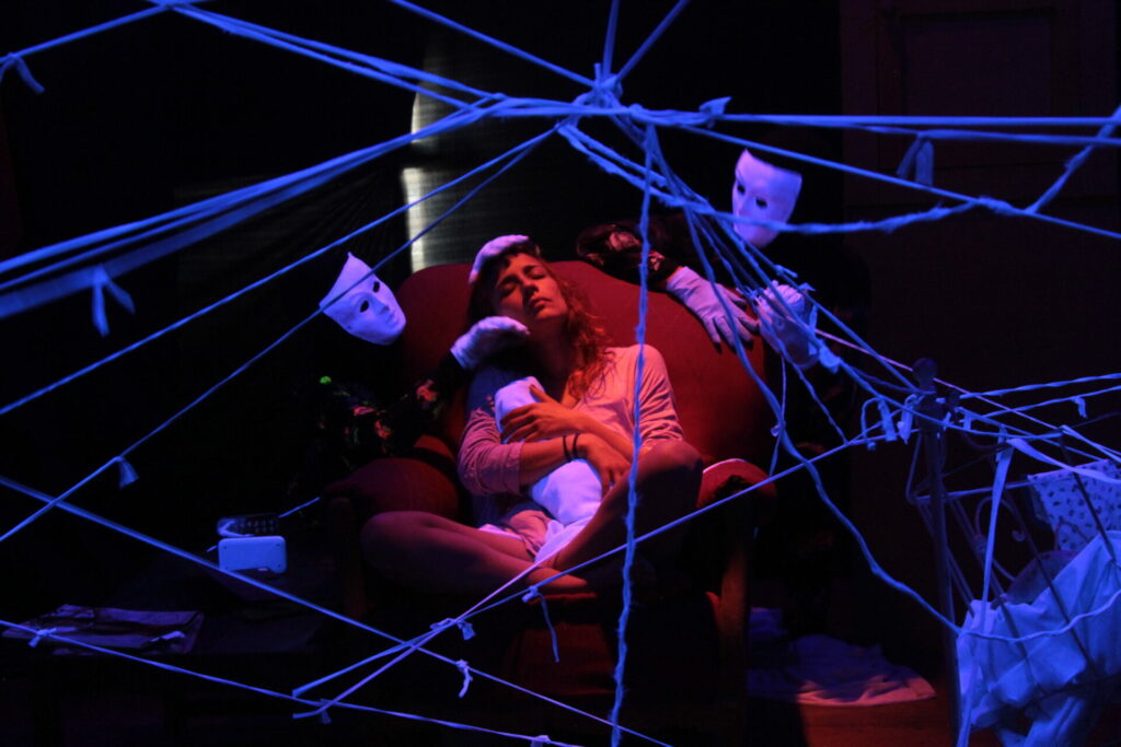 La escena invita a reír, reflexionar y encontrarse con el teatro