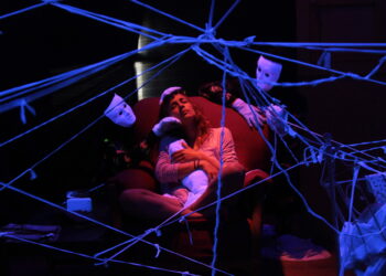 La escena invita a reír, reflexionar y encontrarse con el teatro