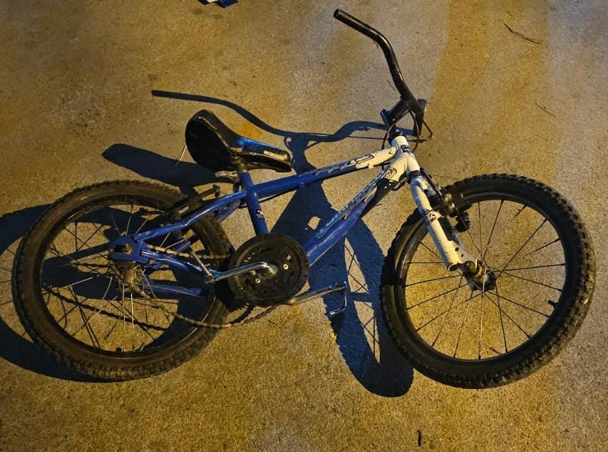 Un niño de seis años resultó herido tras chocar en bicicleta contra un colectivo