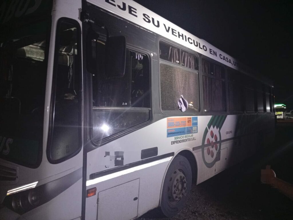 Vecinos apedrearon el colectivo tras el accidente.