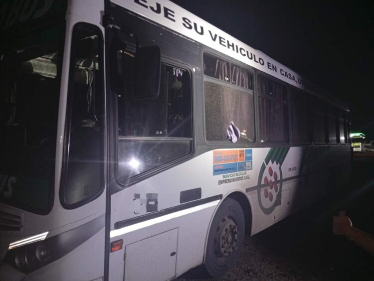 Vecinos apedrearon el colectivo tras el accidente.