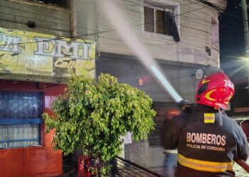 Incendio en una vivienda de barrio General Paz dejó dos personas hospitalizadas