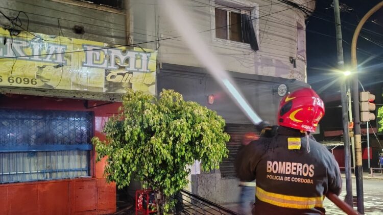 Incendio en una vivienda de barrio General Paz dejó dos personas hospitalizadas Incendio en una vivienda de barrio General Paz dejó dos personas hospitalizadas