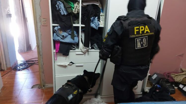 Desbarataron una red de narcomenudeo con operativos en Alto Alberdi y Villa Páez La FPA realizó siete allanamientos y detuvo a cuatro personas en Alto Alberdi y Villa Páez.