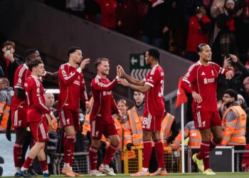 Mac Allister, en el centro de la escena, festeja junto a sus compañeros en Anfield.
