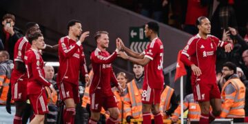 Liverpool venció al Brighton y se ilusiona con los puestos europeos Mac Allister, en el centro de la escena, festeja junto a sus compañeros en Anfield.