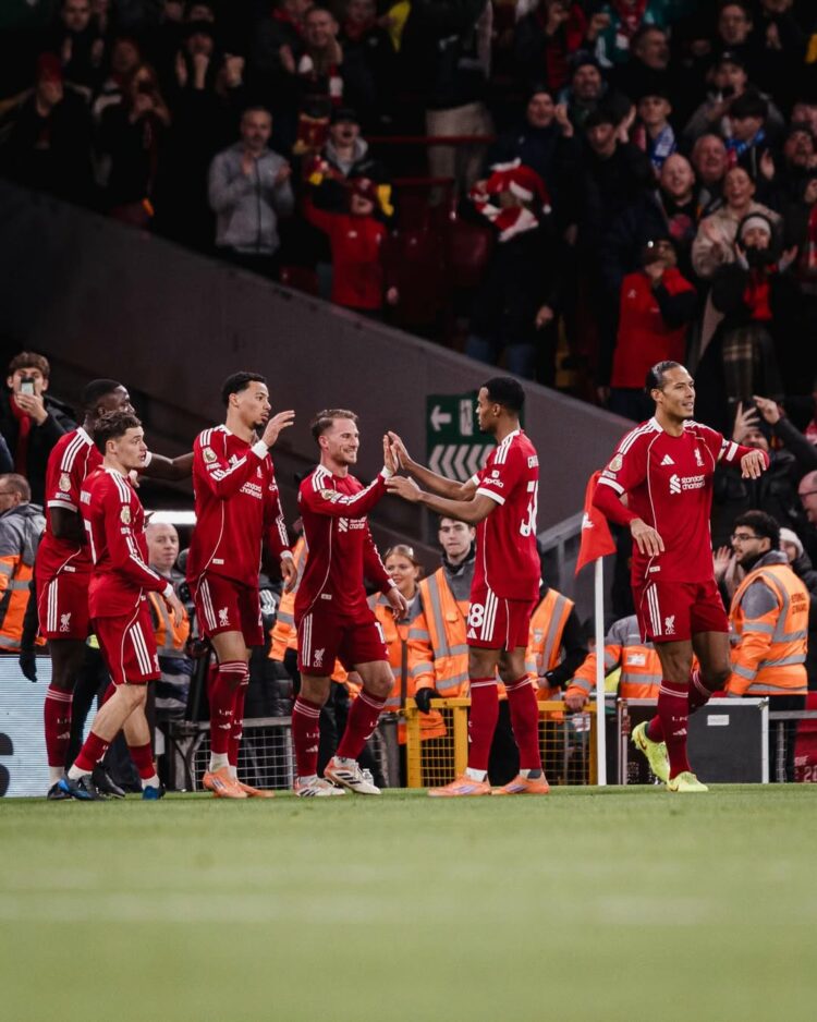 Liverpool venció al Brighton y se ilusiona con los puestos europeos Mac Allister, en el centro de la escena, festeja junto a sus compañeros en Anfield.