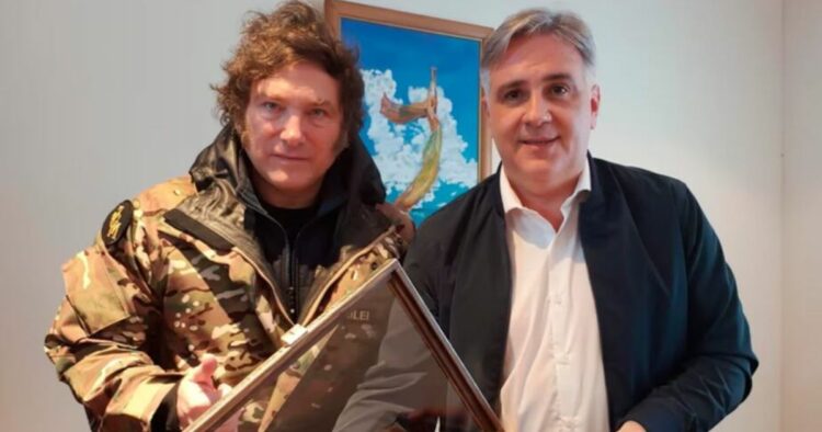 Llaryora celebró la llegada de los F-16 y destacó su rol en la Fuerza Aérea Argentina Martín Llaryora junto a Javier Milei. Foto: Noticias Argentinas.