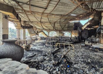 Los bomberos tardaron casi dos horas de intensos esfuerzos en contener y extinguir por completo el fuego.