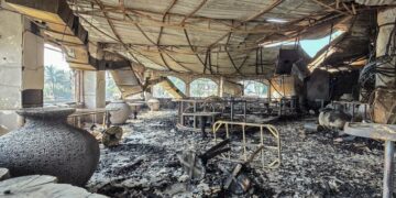 Los bomberos tardaron casi dos horas de intensos esfuerzos en contener y extinguir por completo el fuego.