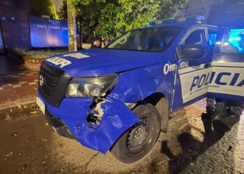 Manejaba ebria y chocó un móvil policial