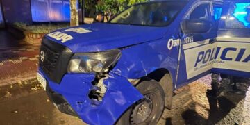 Manejaba ebria y chocó un móvil policial Manejaba ebria y chocó un móvil policial